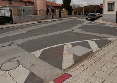 Imagen secundaria 1 - Parques con demasiado pavimento, aceras deterioradas y farolas que se funden con frecuencia son otros problemas del barrio. 