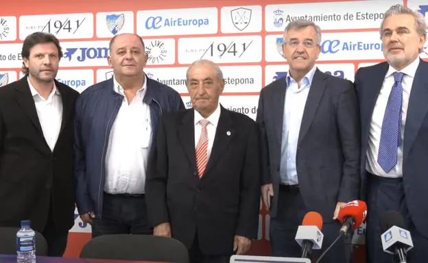 Hidalgo, en el centro, junto al alcalde de Estepona y Zoran Vekic, a la derecha. 