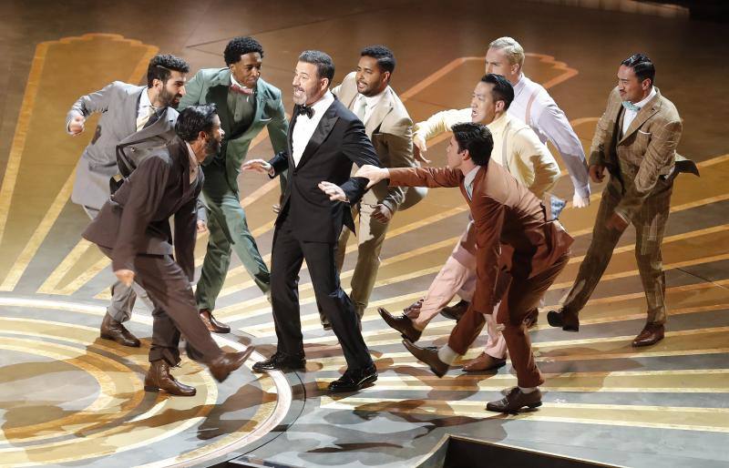 Jimmy Kimmel rodeado de bailarines.