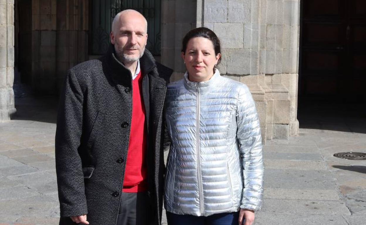 Miguel Ángel Galán y Verónica Santos, delante del Ayuntamiento de la capital salmantina.