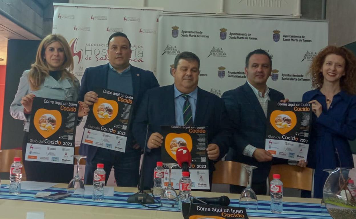 Chabela de la Torre, Jorge Carlos Moro, Francisco Miguel García, Javier García y Ana Suárez en la presentación de la 'Guía del Cocido'. 