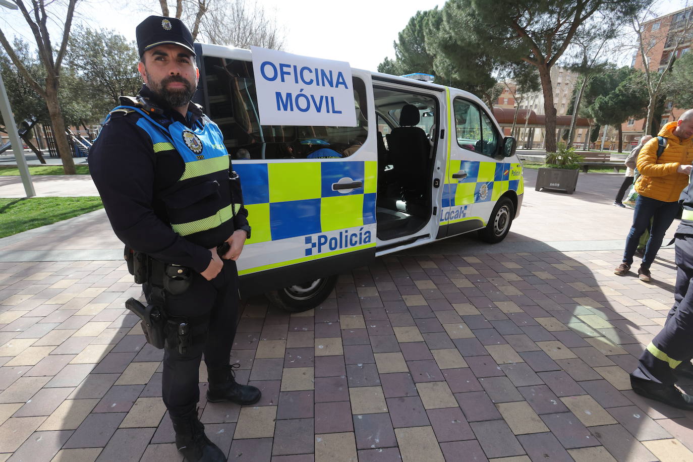 Un Policía Local junto a la oficina móvil que recorrerá los distintos barrios de Salamanca.