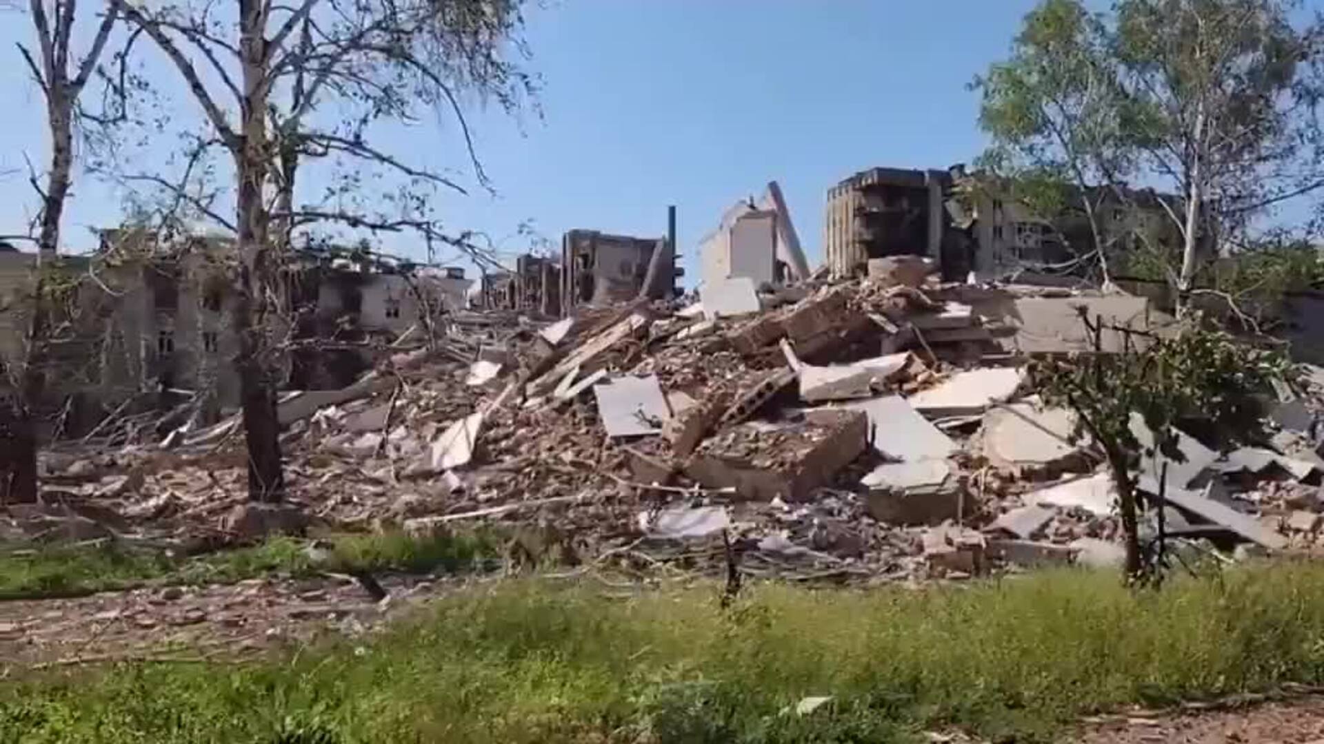 Las fuerzas rusas muestran la conquista de una Bajmut reducida a ruinas y cráteres