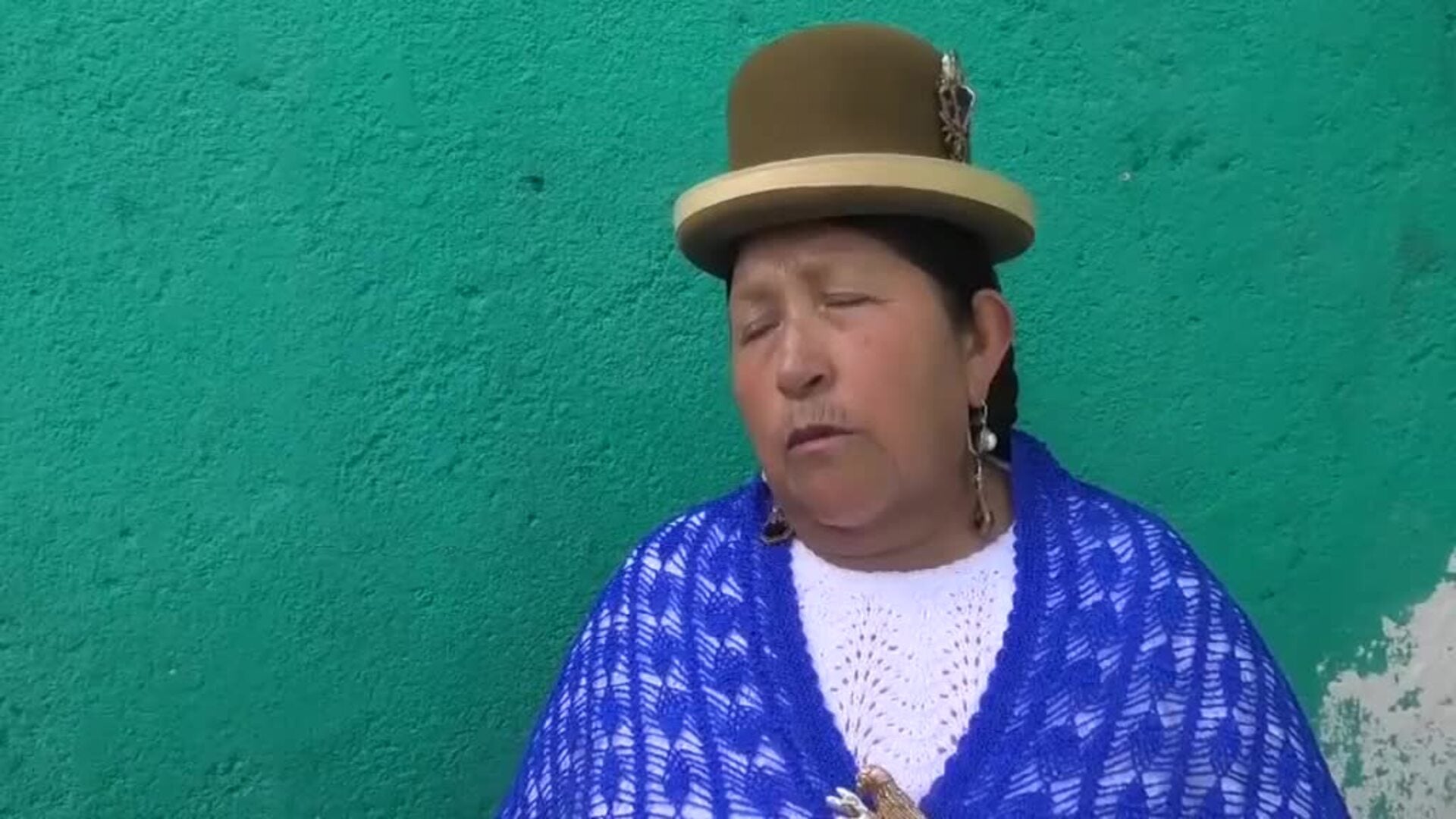 Reclusas de un centro penitenciario en Bolivia desfilan en una pasarela organizada por ellas mismas