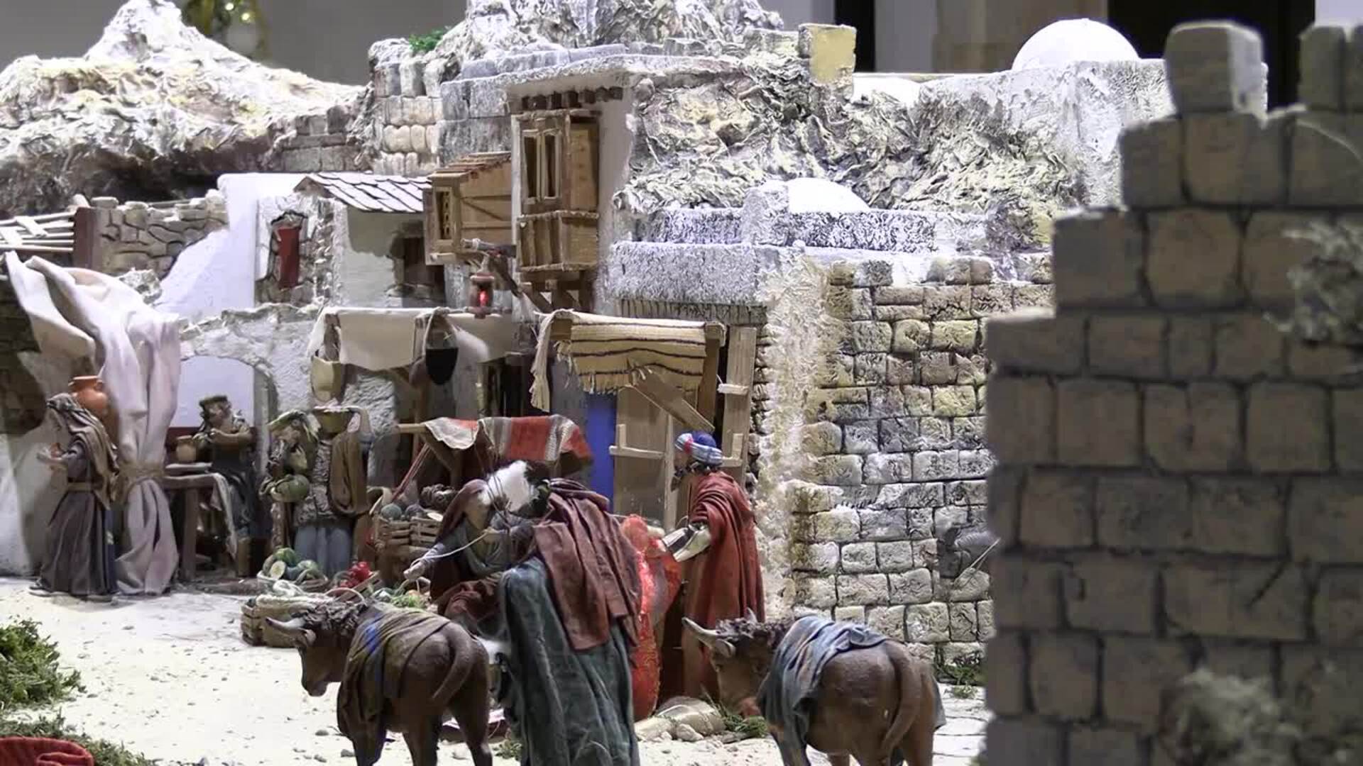 Más de un centenar de figuras dan vida al belén navideño de la Torre de los Anaya