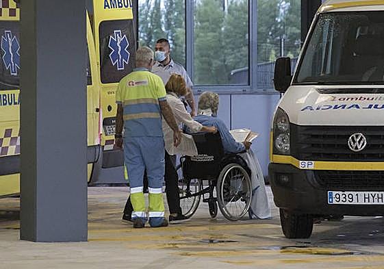 Entrada de un paciente a las urgencias del Hospital de Salamanca.