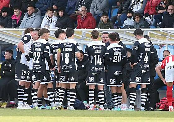 Dani Ponz se dirige a sus jugadores en un partido.