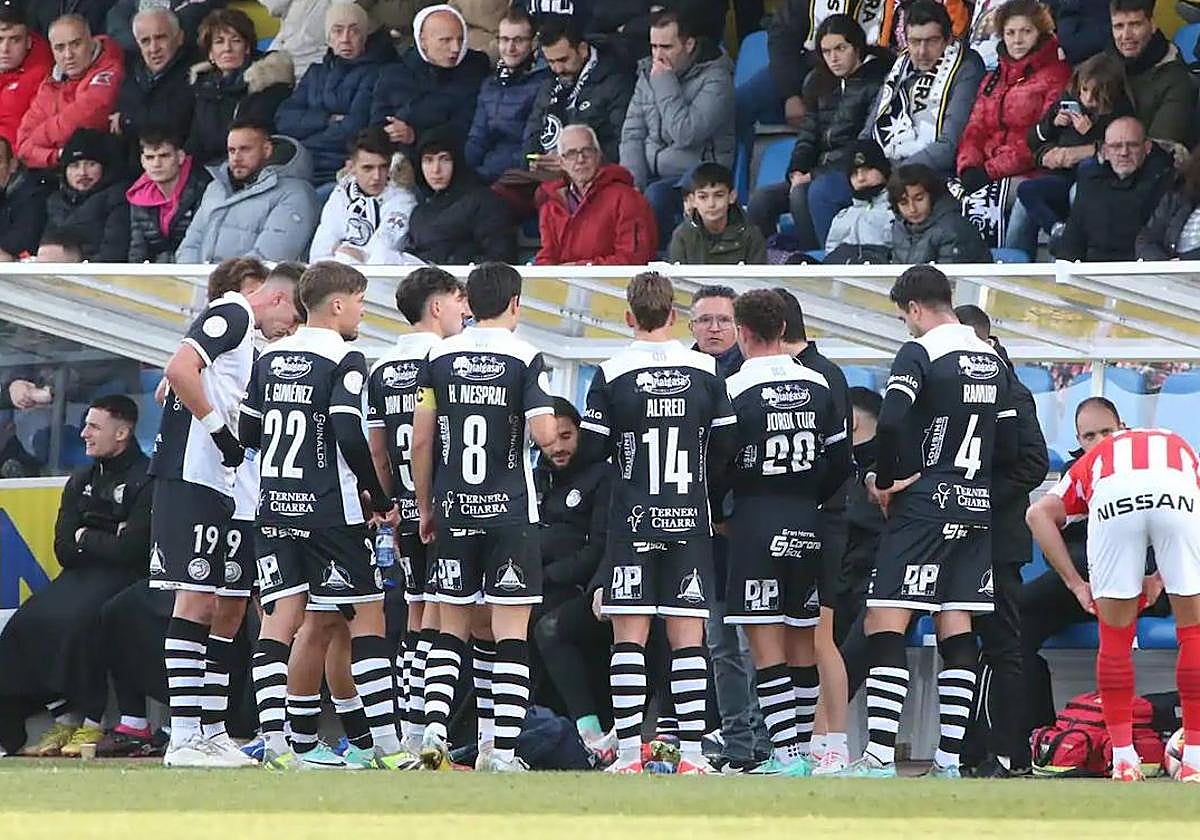 Dani Ponz se dirige a sus jugadores en un partido.