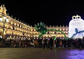 Los Reyes Magos saludando en la Plaza Mayor