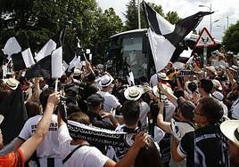 Así fuie recibido el autobús de Unionistas en Don Benito durante la eliminatoria de ascenso a Segunda B en 2018.