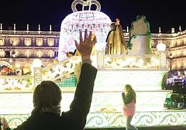 Carbayo saluda al rey Baltasar en la carroza.