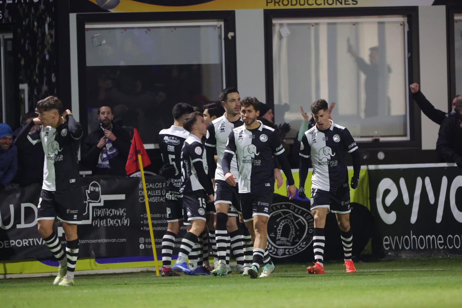 Las imágenes del aplazado Unionistas-Villarreal de la Copa del Rey por un apagón