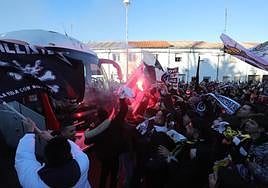 Seguidores de Unionistas reciben al bus del equipo.
