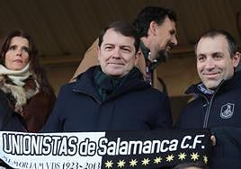 Alfonso Fernández Mañueco, presidente de la Junta, con una bufanda de Unionistas junto a Roberto Pescador, presidente del club charro.