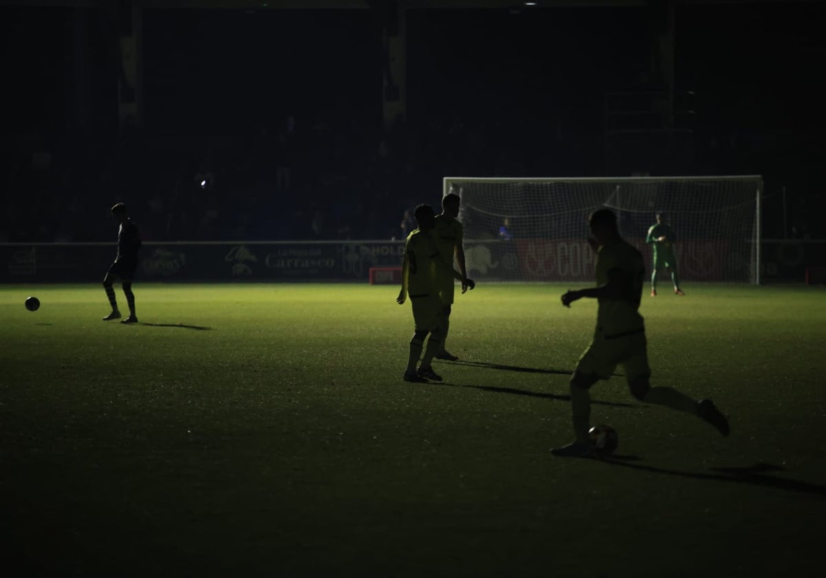 Jugadores en penumbra en el estadio Reina Sofía