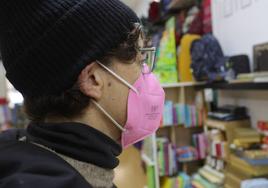 Una persona con mascarilla en un comercio de Salamanca.