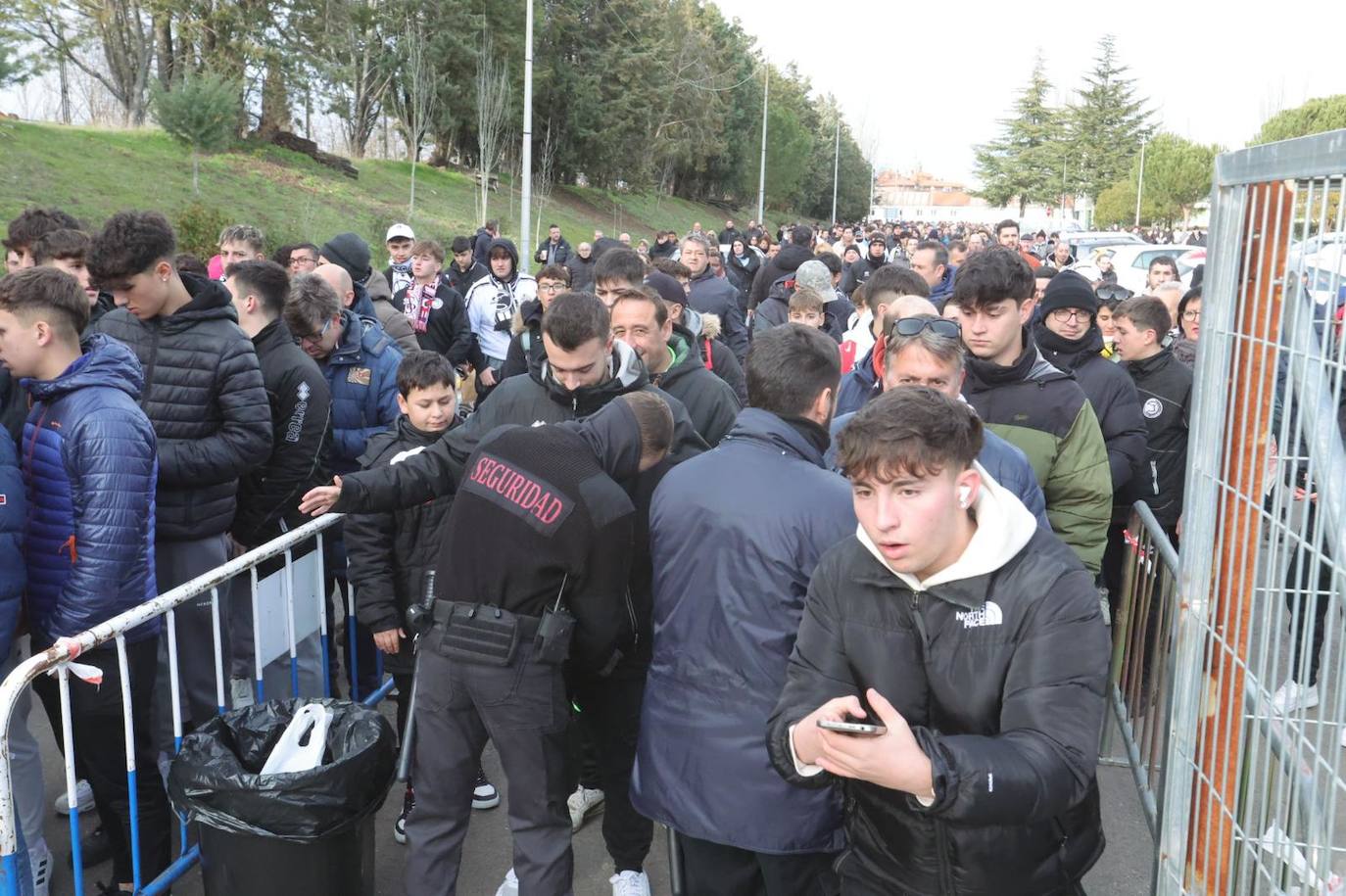 Carreras y una inmensa cola para el segundo capítulo del Unionistas-Villarreal