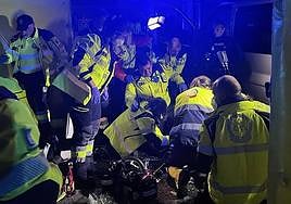 Sanitarios atienden a la mujer tiroteada.