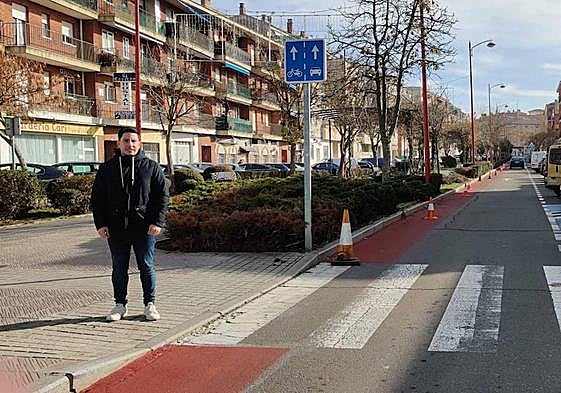 Jorge Valiente, junto a las obras del carril bici de Santa Marta.