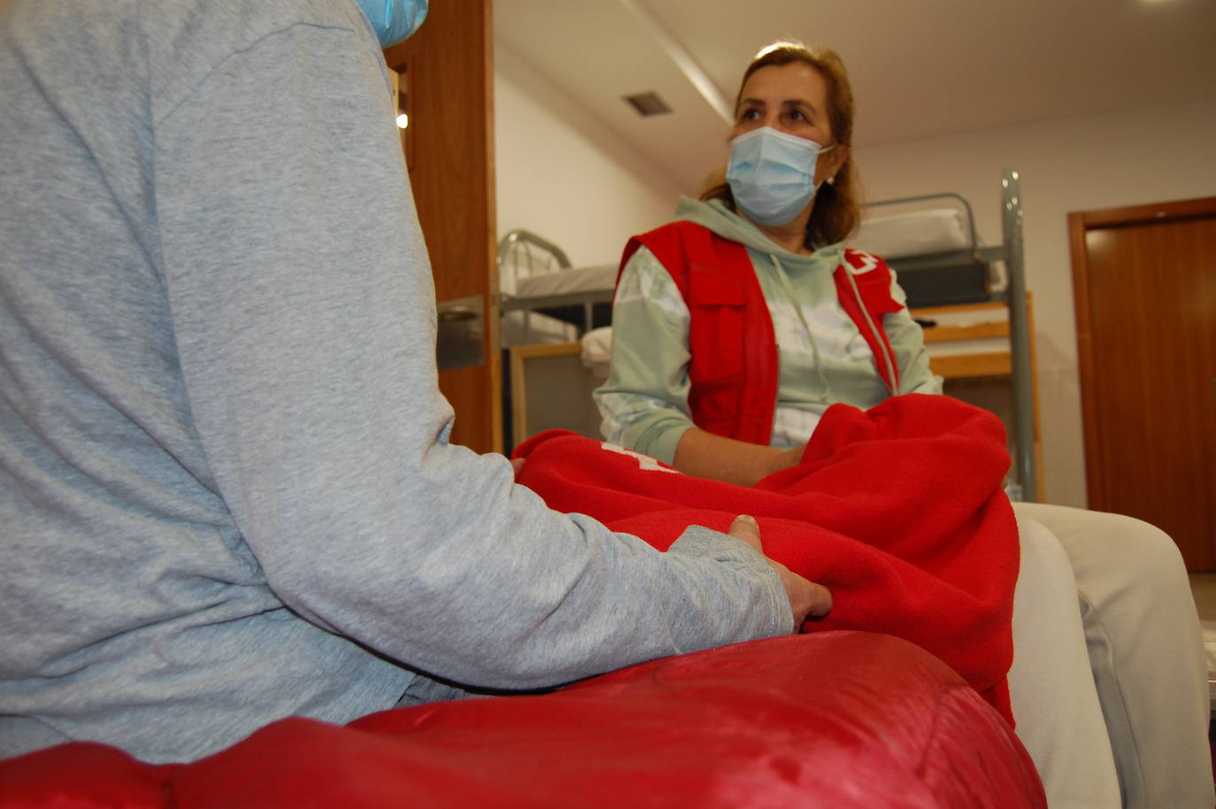 Voluntaria de la Cruz Roja trabajando