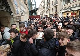 Aficionados intentando entrar en la tienda de Unionistas.