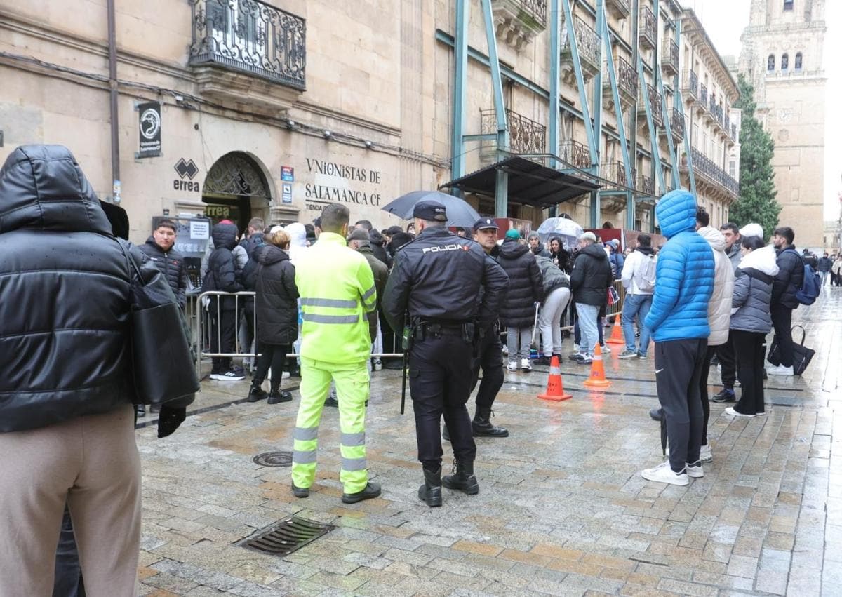 Imagen secundaria 1 - La Policía hace acto de presencia en la tienda de Unionistas por la tensión entre los aficionados