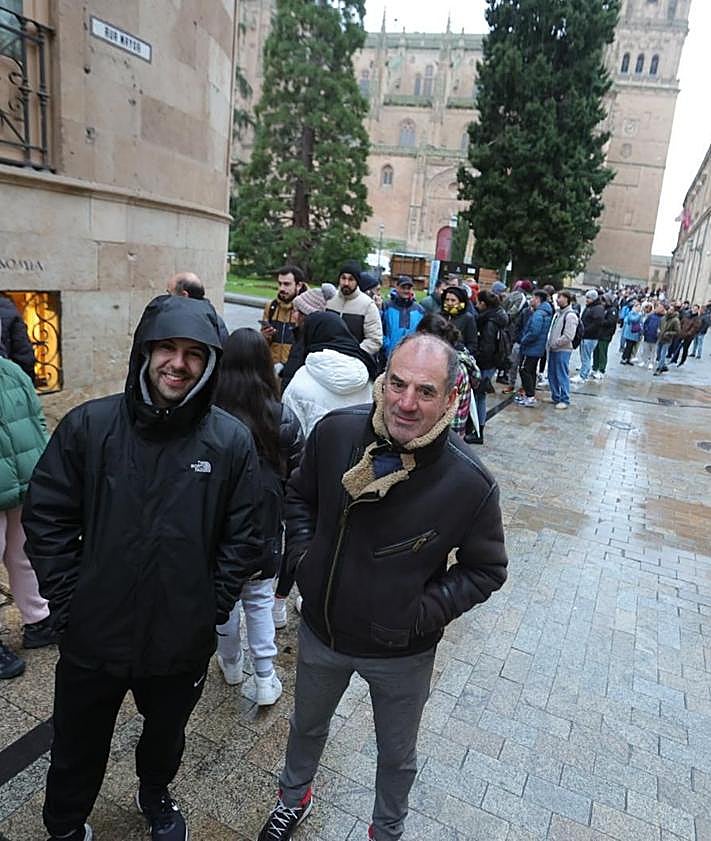 Imagen secundaria 2 - La Policía hace acto de presencia en la tienda de Unionistas por la tensión entre los aficionados