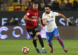 Gundogan conduce un balón durante el partido.