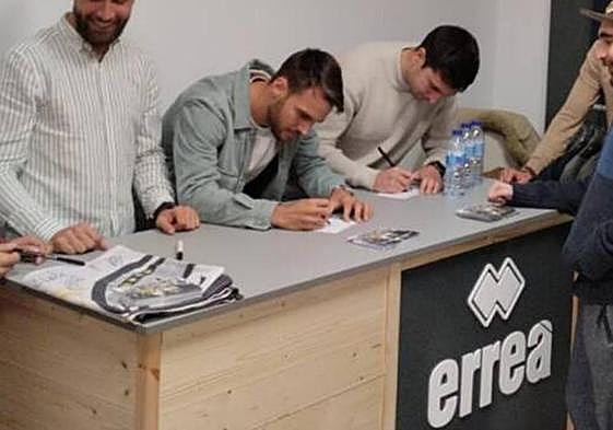 Ewan Urain el día de su firma con Unionistas