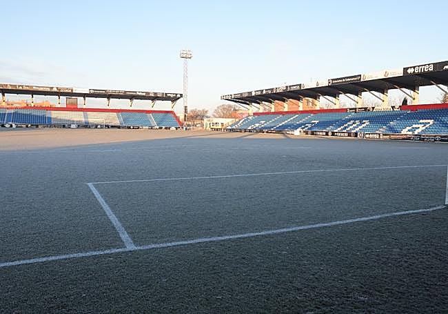 El campo del Reina Sofía, totalmente helado este viernes por la mañana.