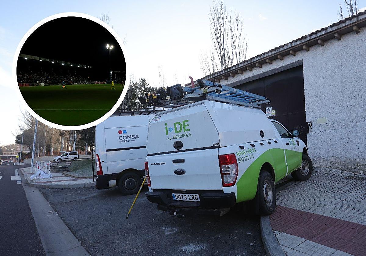 Vehículos de la distribuidora de Iberdrola esta mañana en el Reina Sofía trabajando en el aumento de potencia.