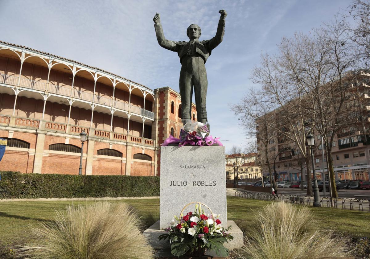 Estatua en memoria de Julio Robles ante la plaza de toros de La Glorieta