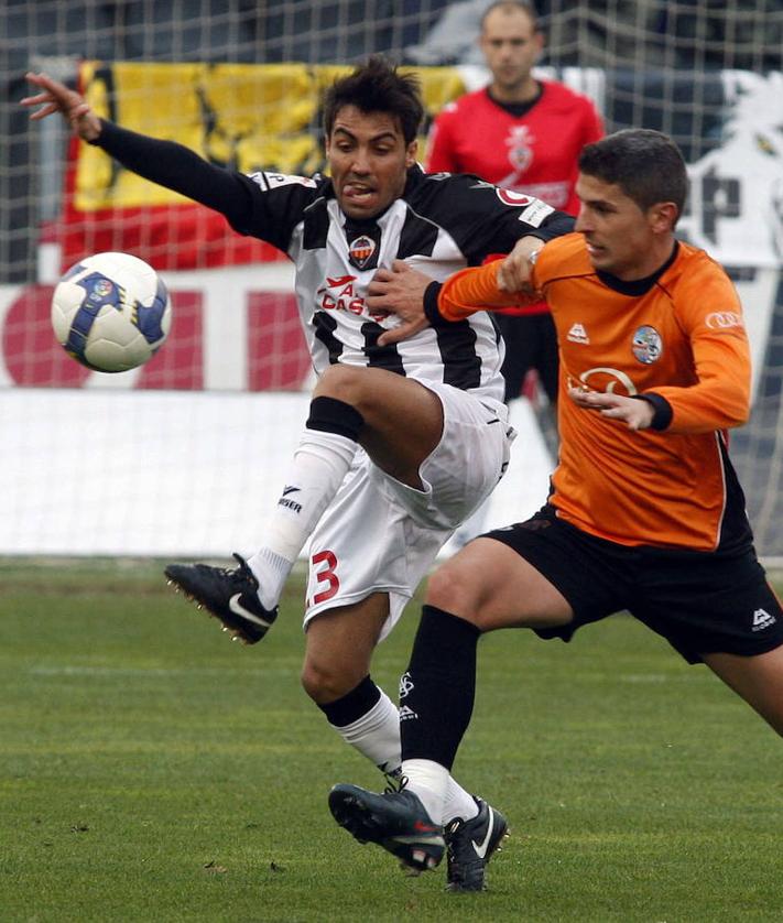 Imagen secundaria 2 - El día de su presentación con la UDS, junto con Isma Santana; entrenando con Xavi en el Barça; y jugando con el Castellón, su equipo más estable.