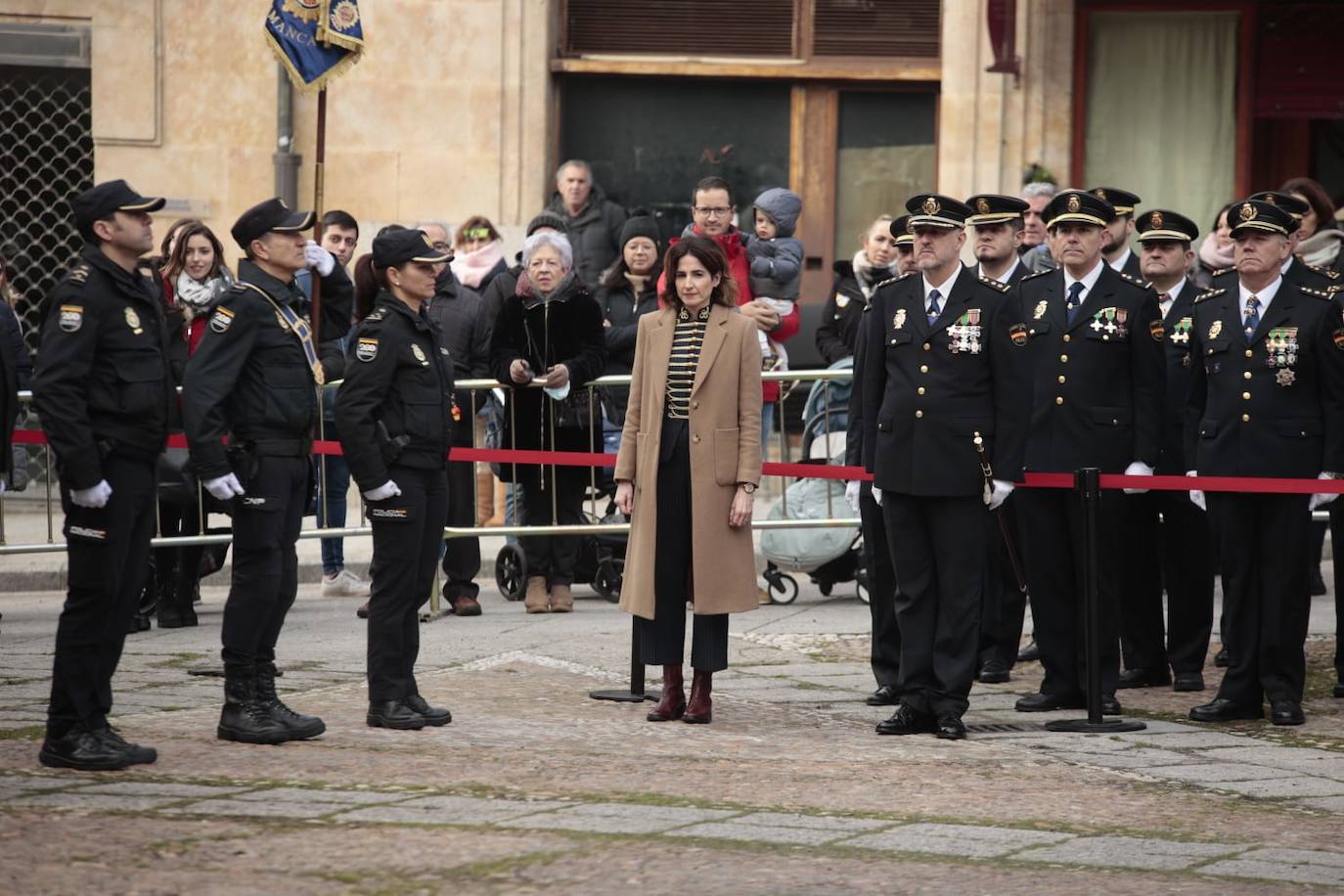 Salamanca regala a la Policía Nacional un solemne izado de bandera por sus 200 años
