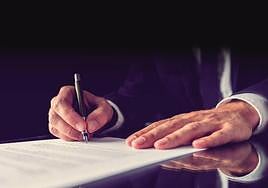 Firmad de un testamento ante notario.