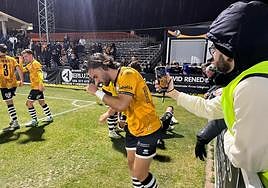 Un aficionado toma imágenes de la celebración del 2-1 de Unionistas.