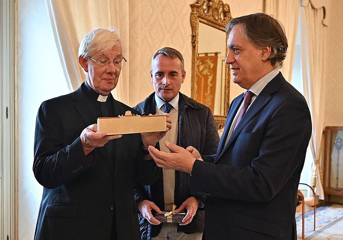 Robert Andrew Willis recibe un obsequio del alcalde de Salamanca, Carlos García Carbayo.