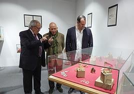 El diputado de Cultura, el artista y el presidente del Casino.