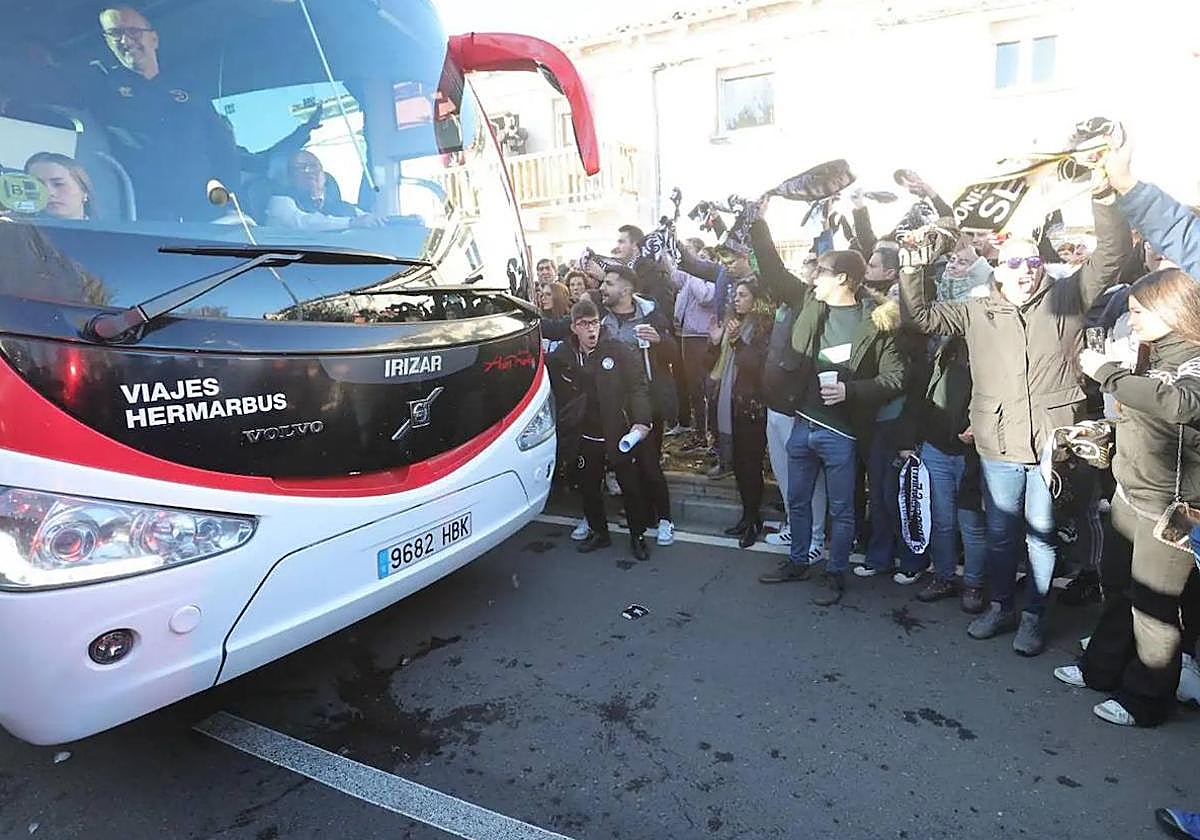 Llegada del autobús de Unionistas ante el Villarreal la pasada semana.