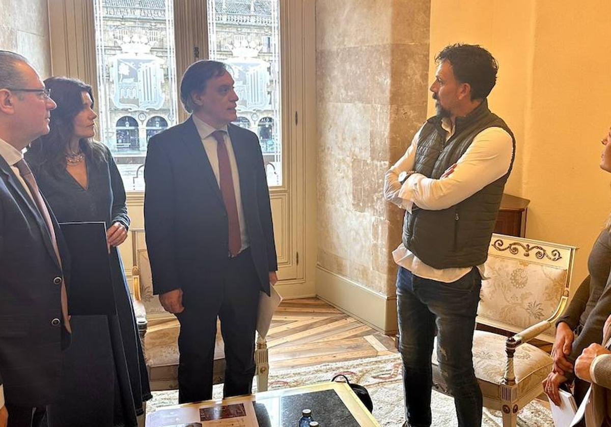 El alcalde, junto a Tom, representante de Unionistas, en una reciente reunión en el Ayuntamiento de Salamanca.