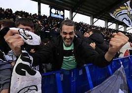 Un seguidor de Unionistas celebra el pase a los octavos de final ante el Villarreal.
