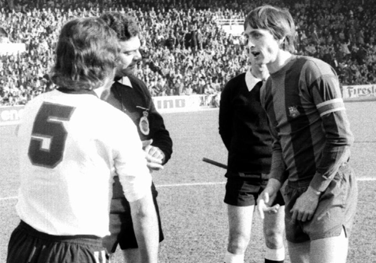 Robi y Cruyff, en una de sus dos visitas al Helmántico como jugador con el FC Barcelona, en el sorteo de campos de la temporada 1975-1976.
