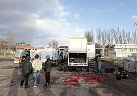 Imagen de los camiones y furgones que se utilizarán para instalar el VAR en el Reina Sofía.