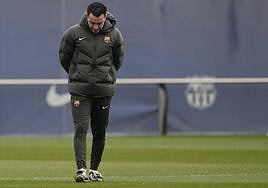 Xavi Hernández, entrenador del Barcelona, esta mañana durante el entrenamiento del equipo.