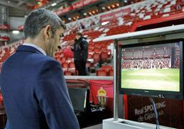 Un árbitro observa la pantalla de repeticiones del VAR.
