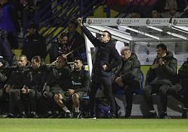 Xavi, da instrucciones durante el partido