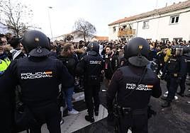 Altercado entre la Policía Nacional y la afición de Unionistas