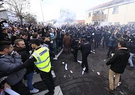 La Policía carga contra los aficionados al llegar el autobús de Unionistas al Reina