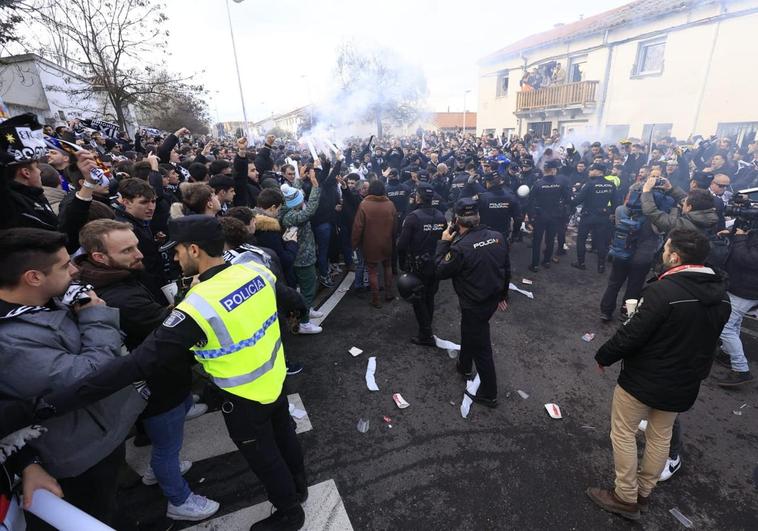 La Policía Nacional carga contra los aficionados de Unionistas.