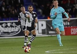 Losada y De Jong disputan un balón durante el partido de Copa.